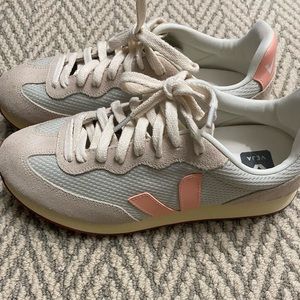 Womens Vejas sneakers size 9/40…excellent condition!